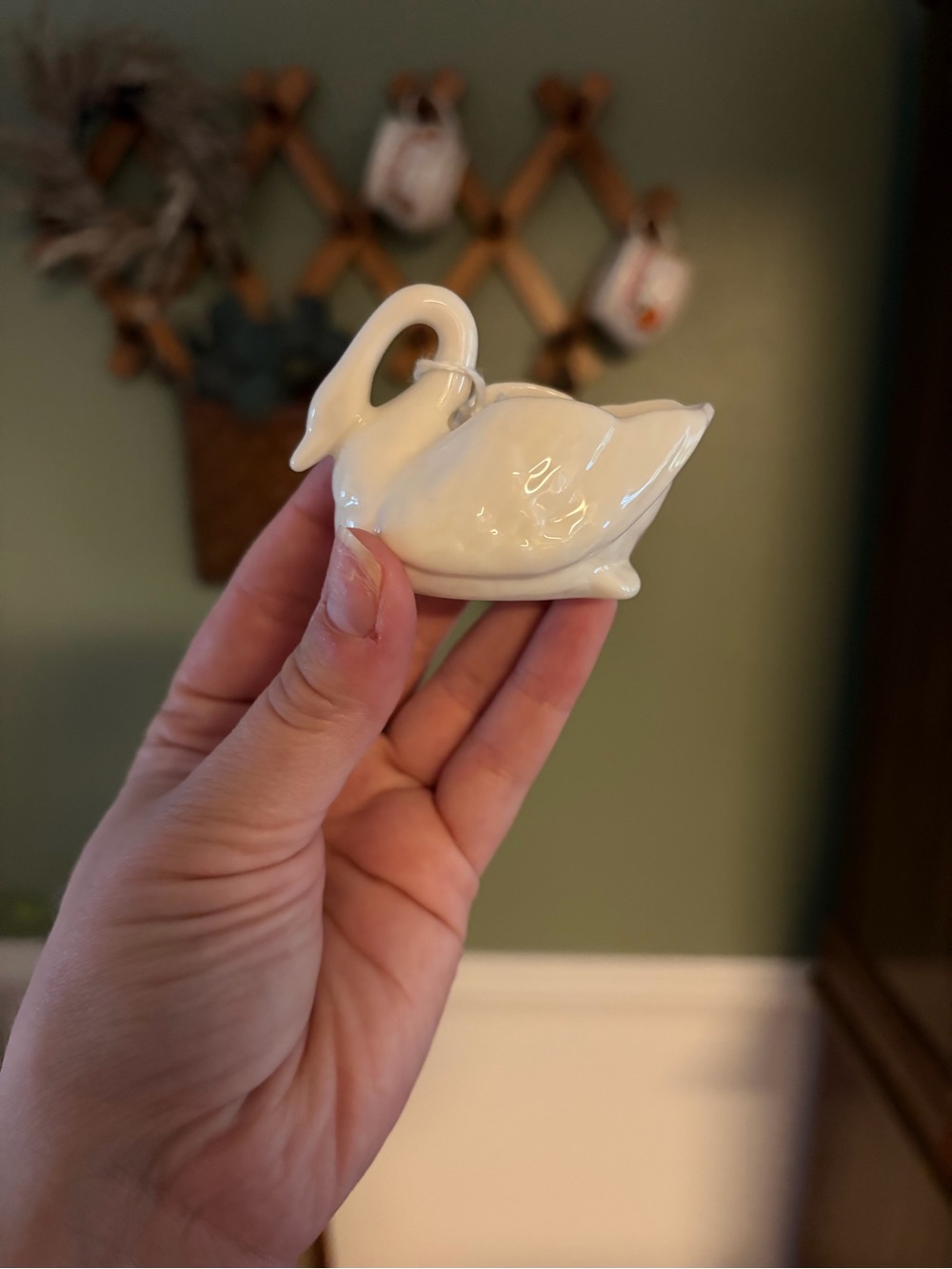 Lenox Swan Figurine with Gold Beak and Lenox Green Stamp Sawn! 🦢 - Picture 5 of 5